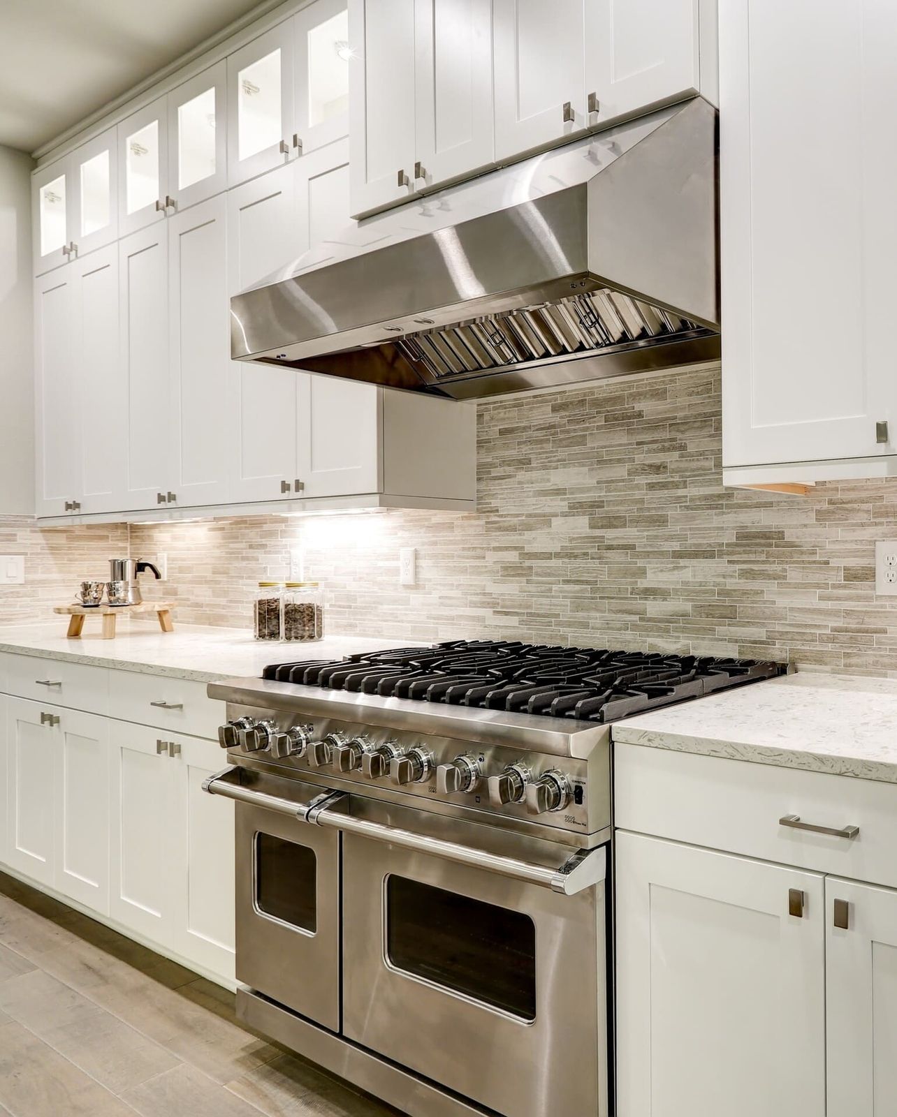 Eine Küche mit Ofen und Dunstabzugshaube