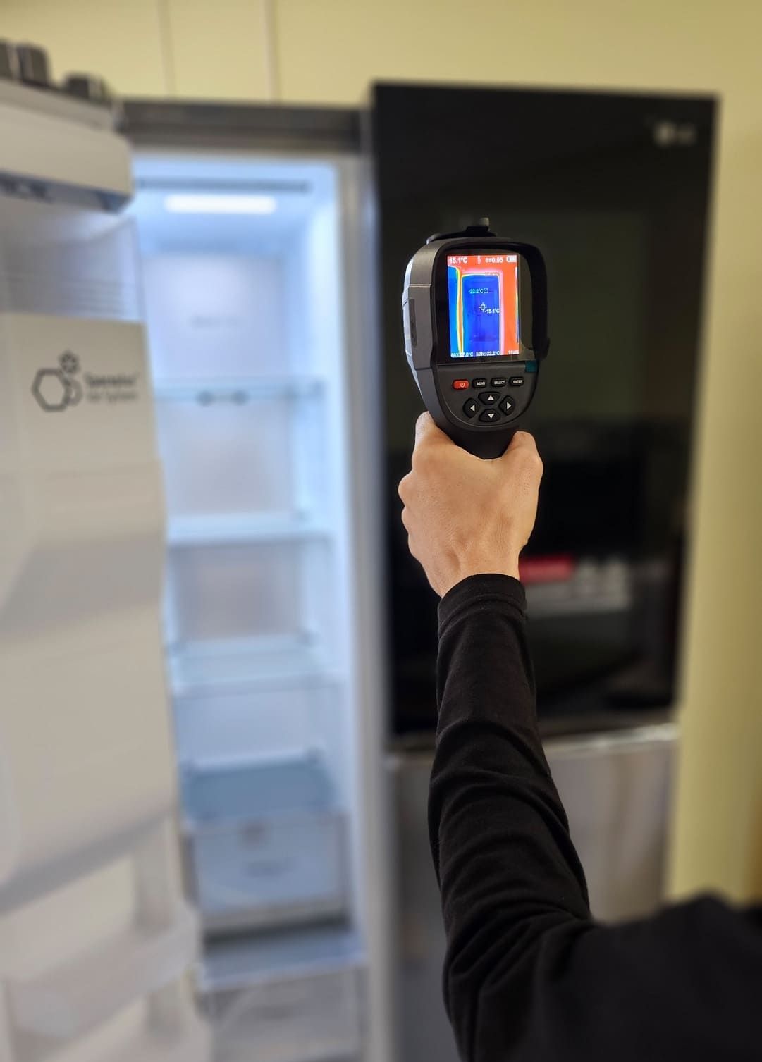 Eine Wärmebildkamera wird auf einen Kühlschrank gerichtet