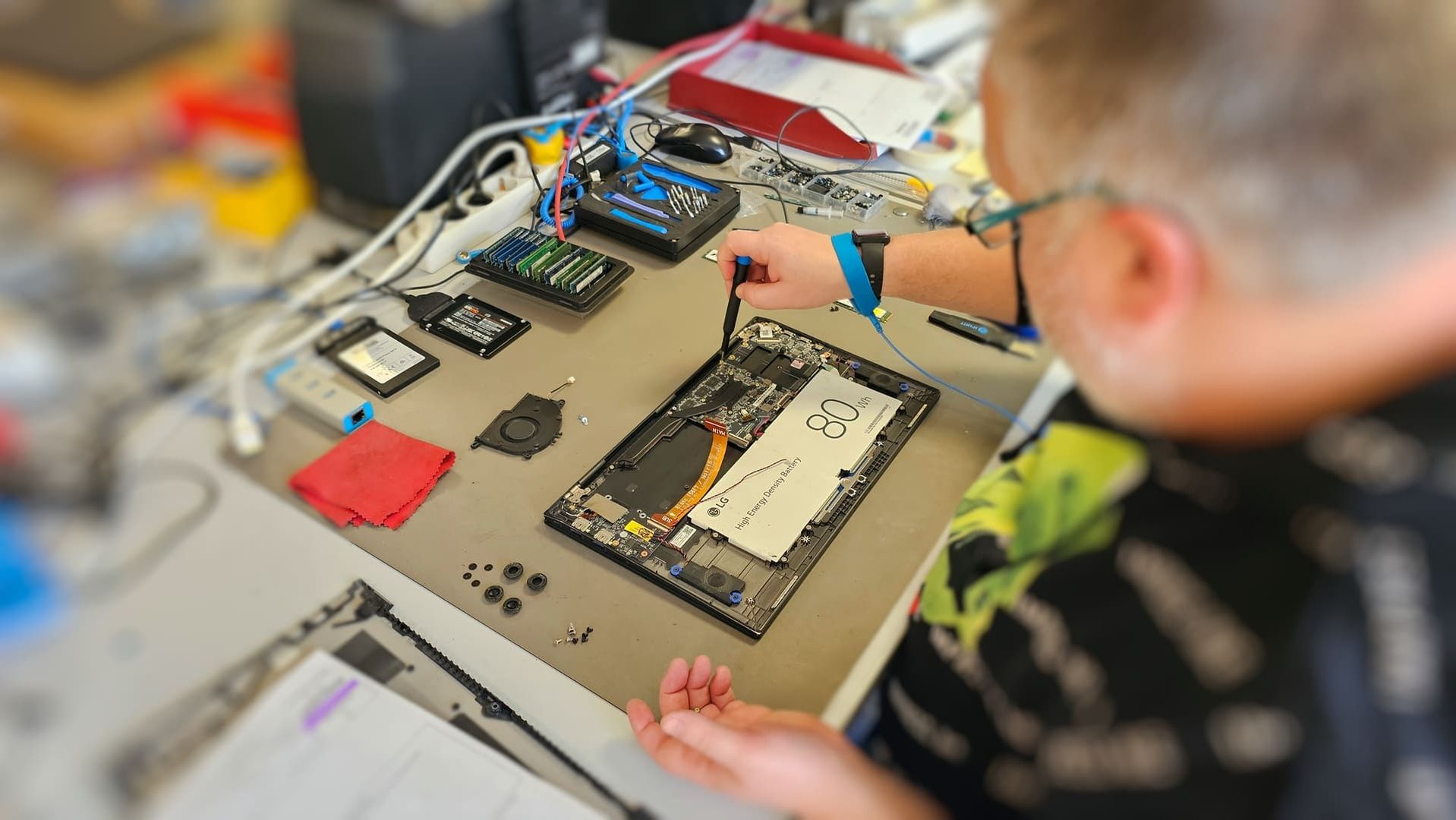 Ein Mann repariert einen Laptop