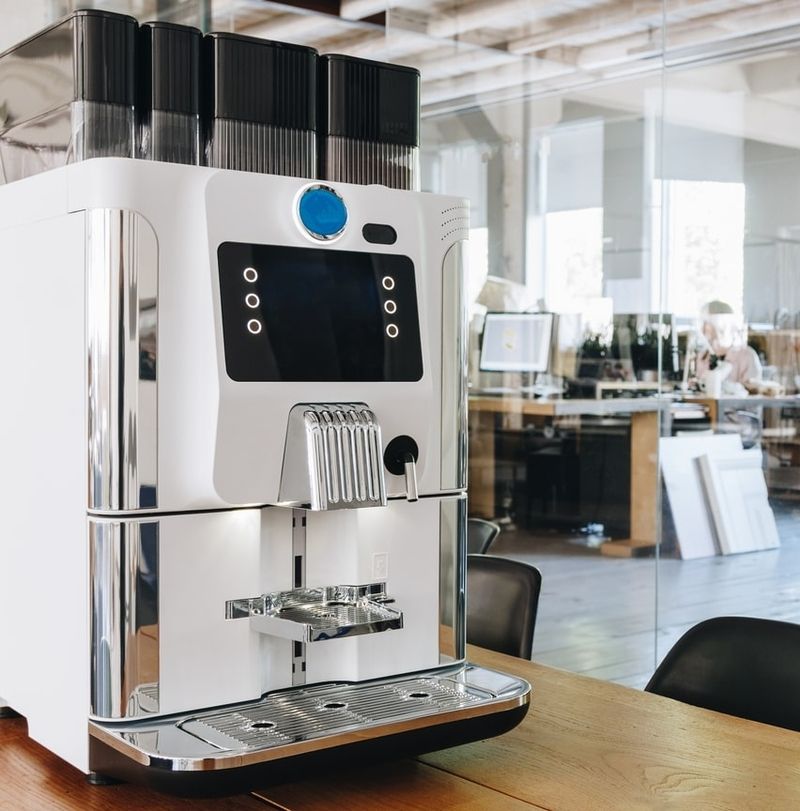 Kaffeemaschine in modernem Büro mit offenen Arbeitsplätzen Büroausstattung und Kaffeeversorgung