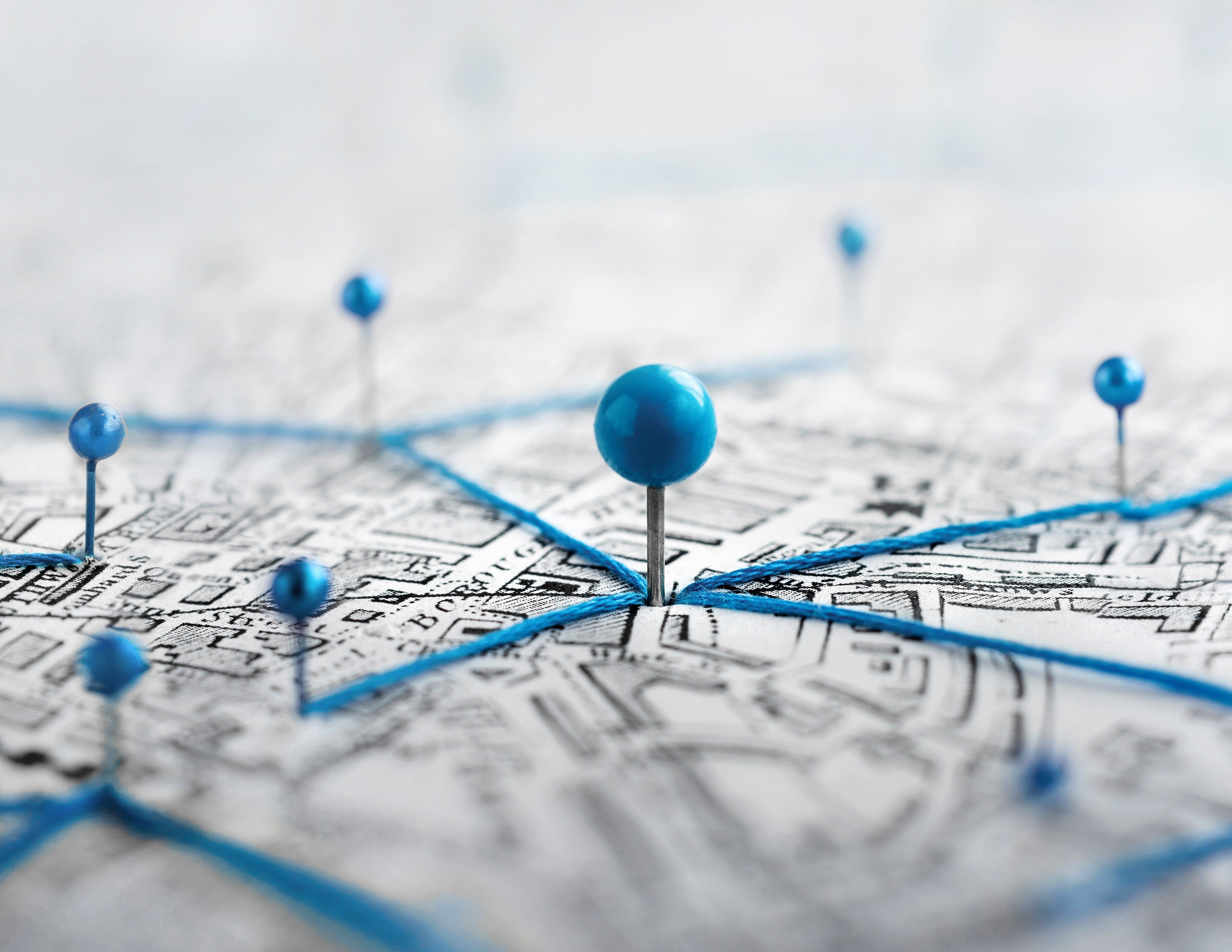 Ein digitales Netzwerk wird symbolisch durch miteinander verbundene Punkte auf einer Oberfläche dargestellt