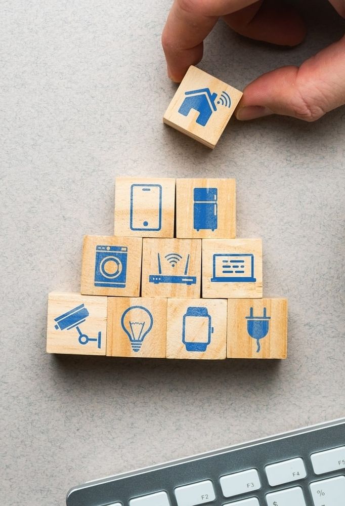 Hand zeigt auf digitale Kommunikationssymbole auf Holzwürfeln Online Marketing und Social Media Strategie