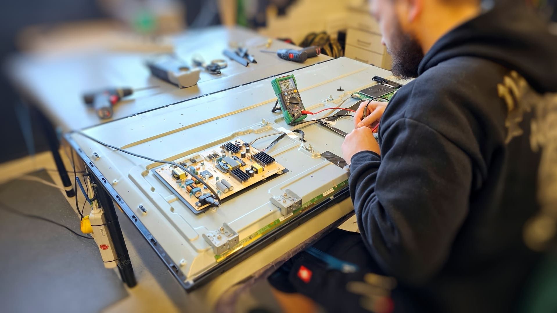 Ein Mann repariert einen TV