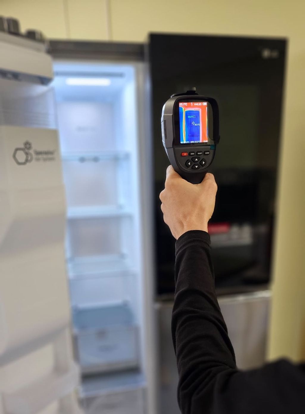 Eine Wärmebildkamera wird auf einen Kühlschrank gerichtet